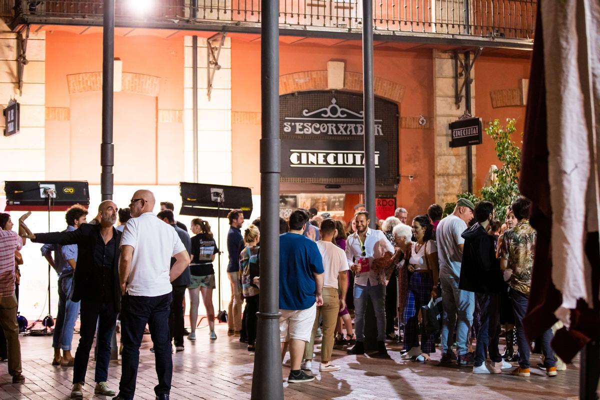 Público a la entrada de CineCiutat.