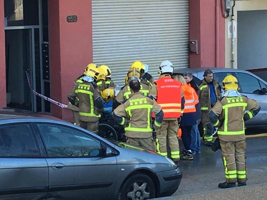 Un incendi afecta un bloc de pisos a la carretera