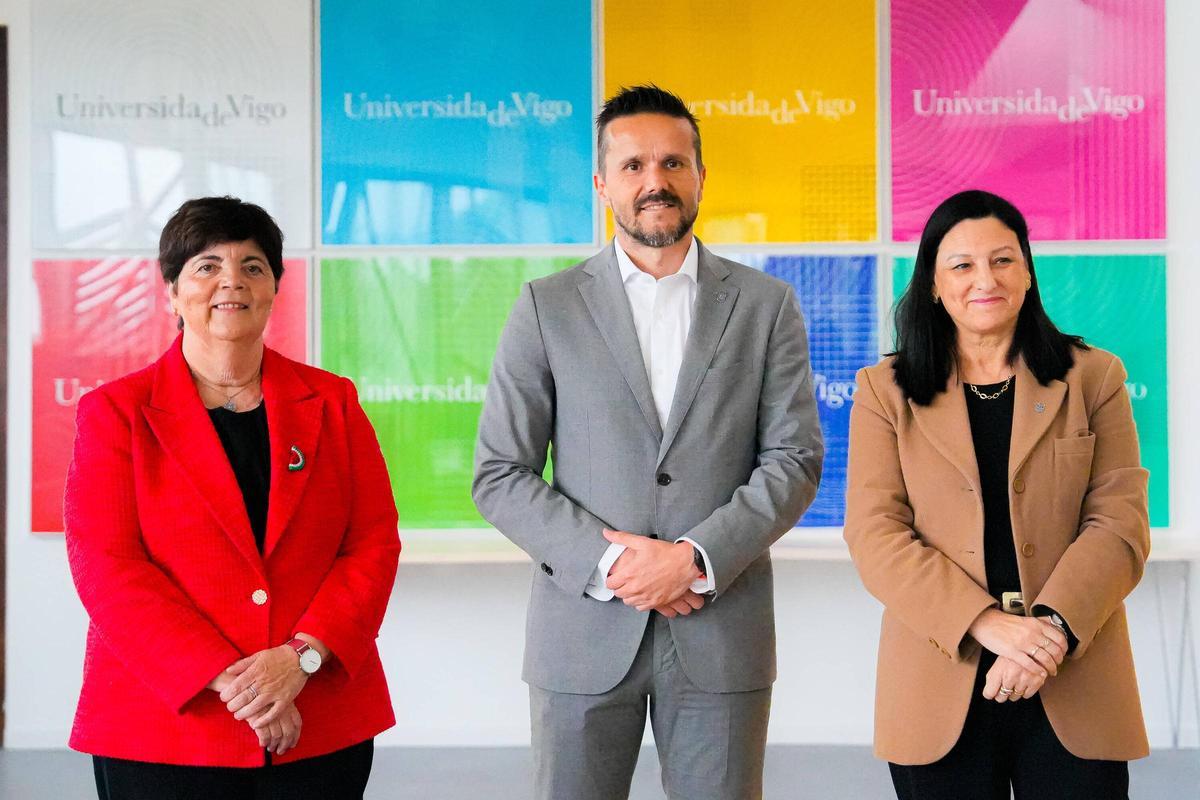 Carmen García Mateo, Jacobo Porteiro y Belén Rubio, antes del debate, en Miralles.