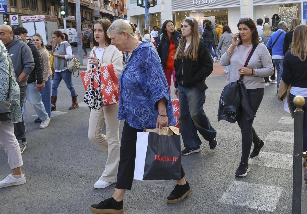 Varias personas realizan compras en el centro de Alicante, la pasada semana.