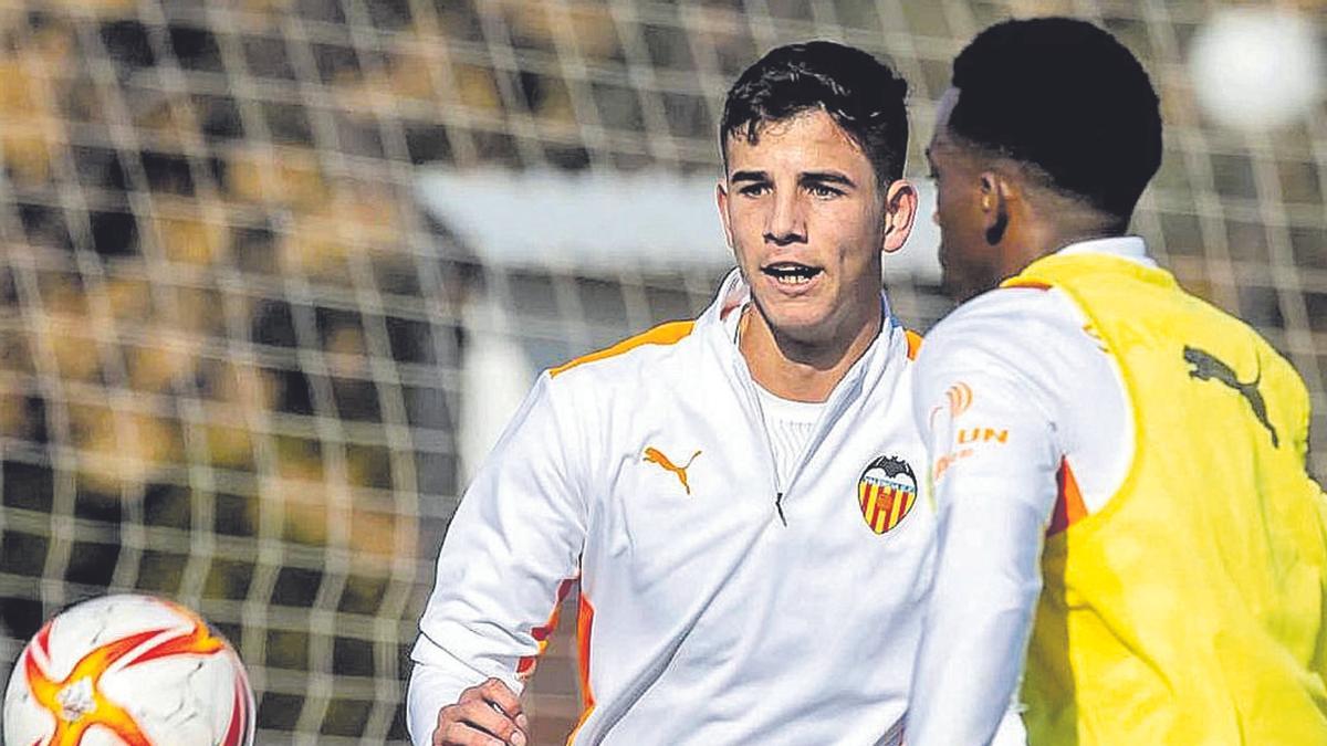 El Mestalla entrena a las órdenes de Angulo antes de recibir al Jove Español