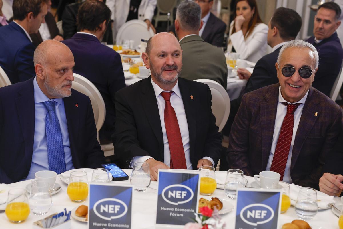 El presidente de la Real Federación Española de Fútbol, Rafael Louzán conversa con el presidente de LaLiga, Javier Tebas y el presindete del Comité Olímpico español, Alejandro Blanco antes del desayuno informativo celebrado este jueves en Madrid