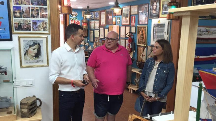 Héctor Gómez (izquierda) y Tamara Raya en la visita a la Cofradía portuense.