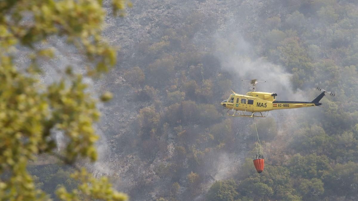 A helicopter in the work of extinguishing the fire. A helicopter in the work of extinguishing the fire.