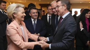 El presidente del Partido Popular, Alberto Núñez Feijóo, junto a la presidenta de la Comisión Europea, Ursula von der Leyen.