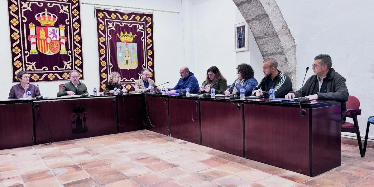 Pedro Albert (en la imagen, primero por la derecha) se ha incorporado hoy a la corporación municipal de Alcalà de Xivert.
