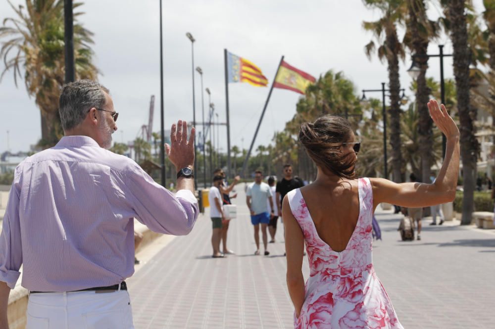 Letizia y Felipe en Valencia: los reyes pasean por la playa de Las Arenas