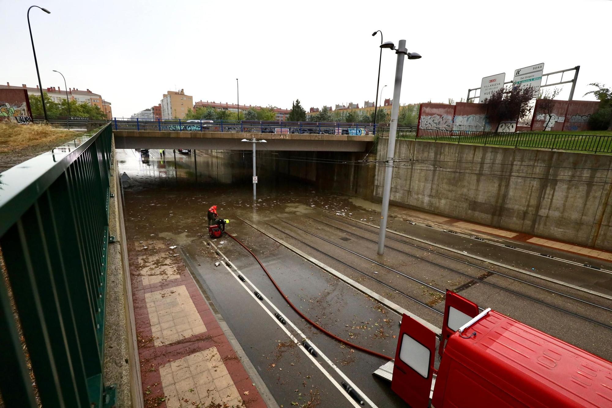 En imágenes I La lluvia anega varias calles de Zaragoza y obliga a intervenir a los bomberos