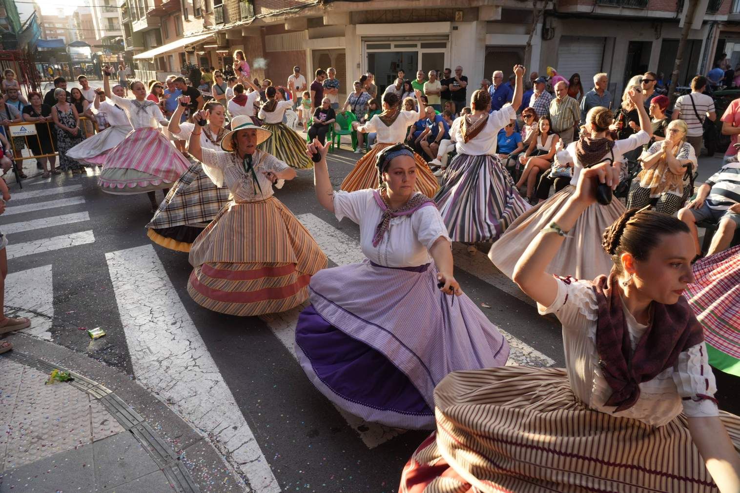 El Grau da inicio a las fiestas de Sant Pere con pólvora, bous y música