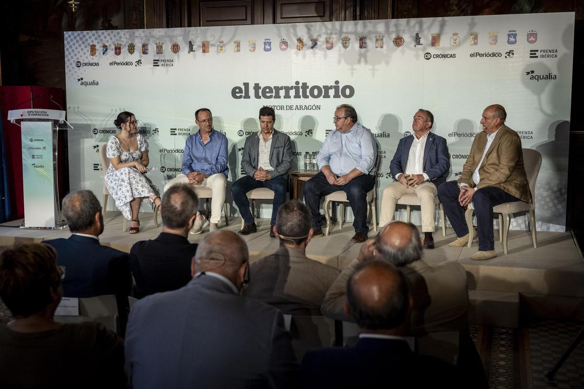 Primera mesa redonda, 'La corona metropolitana', con alcaldes y representantes de Cadrete, María de Huerva, San Mateo de Gállego, El Burgo de Ebro y Cuarte de Huerva.