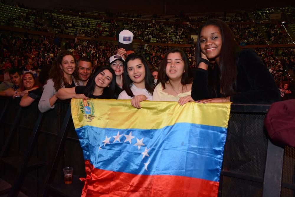 O cantante Romeo Santos subiu ao escenario do Coliseum ane 5.000 persoas cun micrófono dourado e cunha coroa, gafas de sol e ganas de bailar. Repasou os seus éxitos como 'Eres mía, mía, mía'.