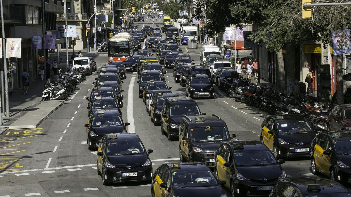 La marcha lenta de taxistas, esta mañana, por la calle de Balmes.