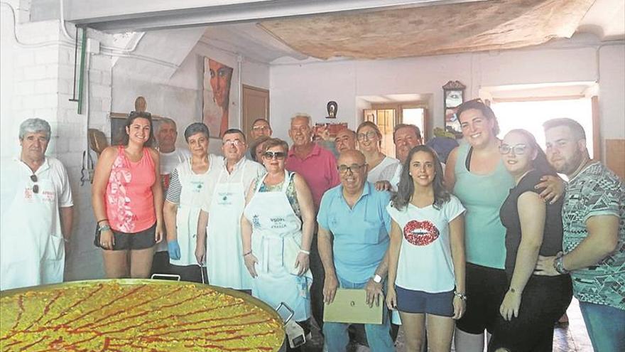 Amigos de la paella de El Carpio cocinan en Lahiguera