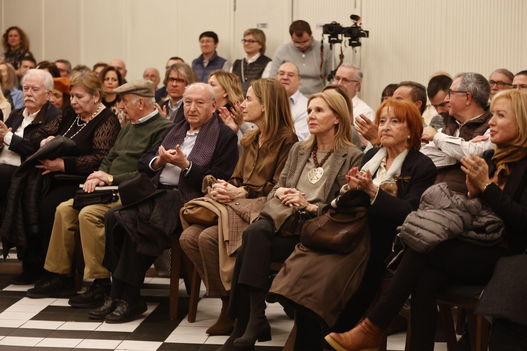 Los asistentes a la presentación del libro de Francisco Camps en un hotel de València