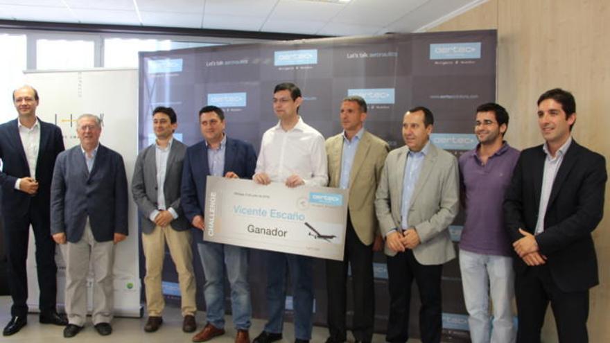 El ganador del premio, Vicente Escaño, junto a los responsables de AERTEC Solutions, la Universidad de Málaga y el PTA, organizadores de la iniciativa.