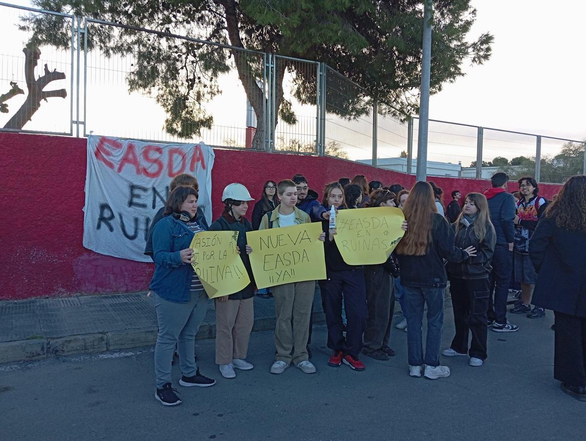 Alumnas de la Easda con pancartas en la protesta de este lunes