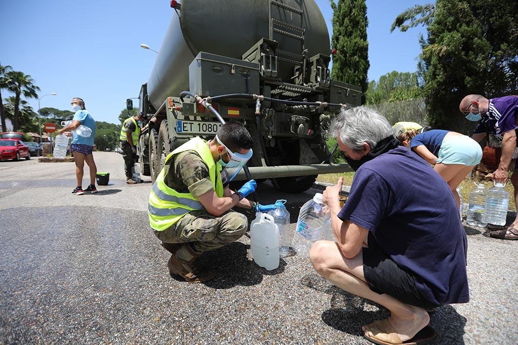 El Ejército y Emacsa reparten agua potable en la urbanización de Las Jaras