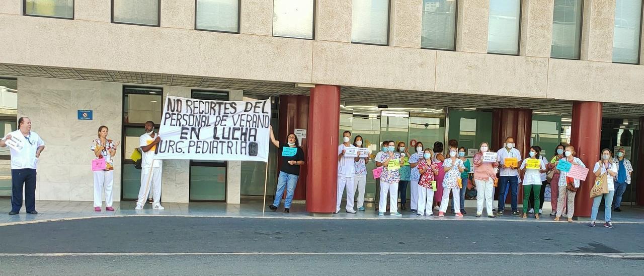 Los profesionales de enfermería protestan a las puertas del servicio de Urgencias del Hospital Universitario Materno Infantil de Canarias.