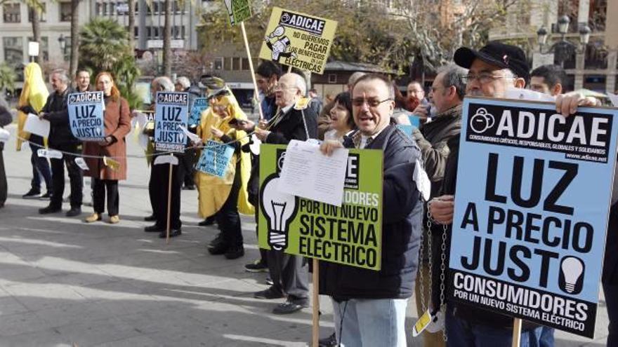 Protesta en la plaza del Ayuntamiento de València por el precio de la luz, en imagen de archivo.