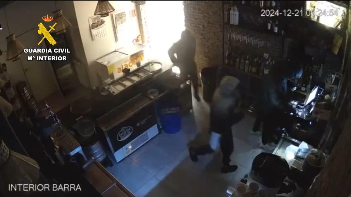 Miembros del grupo criminal durante uno de los robos llevados cabo en la provincia de León.