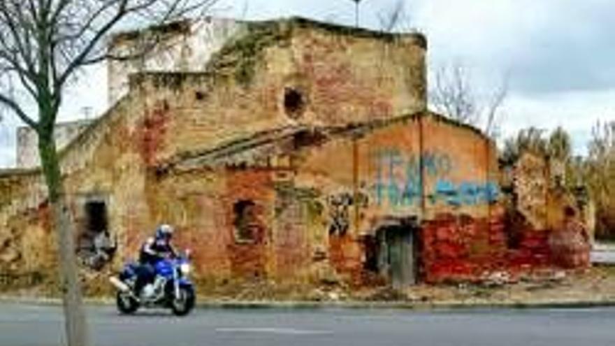 Los vecinos piden que se derriben las ruinas de la rotonda de la Ronda Norte