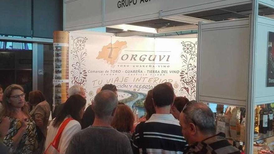 Visitantes del certamen se congregan en el stand de Torguvi para conocer su oferta.