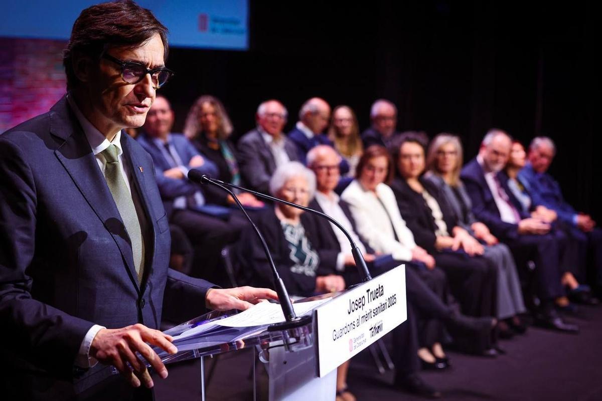 El president Illa amb els premiats al fons