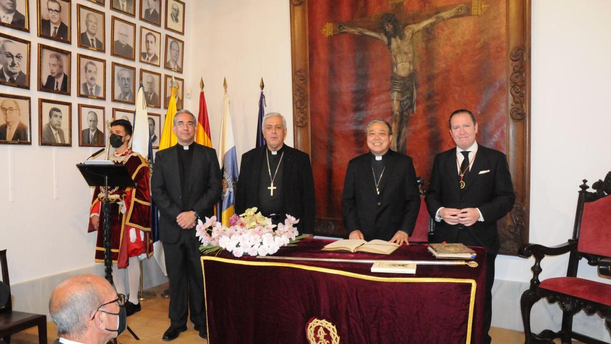 Víctor Manuel Álvarez, rector del Santuario; Bernardo Álvarez, obispo de Tenerife; Bernardito Cleopas Auza, nuncio, y Francisco Doblas, esclavo mayor. | | E. D.