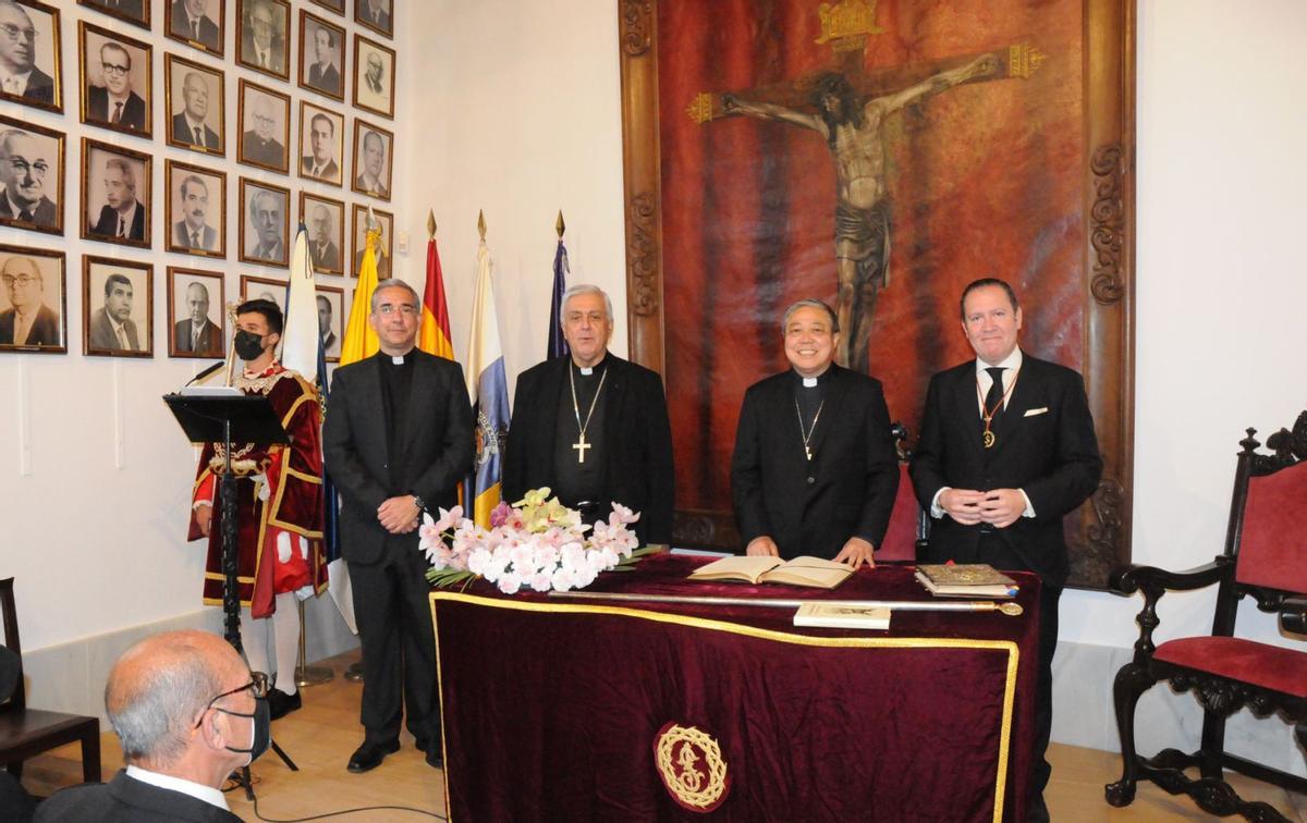 Víctor Manuel Álvarez, rector del Santuario; Bernardo Álvarez, obispo de Tenerife; Bernardito Cleopas Auza, nuncio, y Francisco Doblas, esclavo mayor. | | E. D.