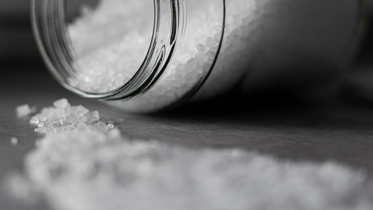El truco de limpieza definitivo: utiliza sal para limpiar los quemadores de la cocina