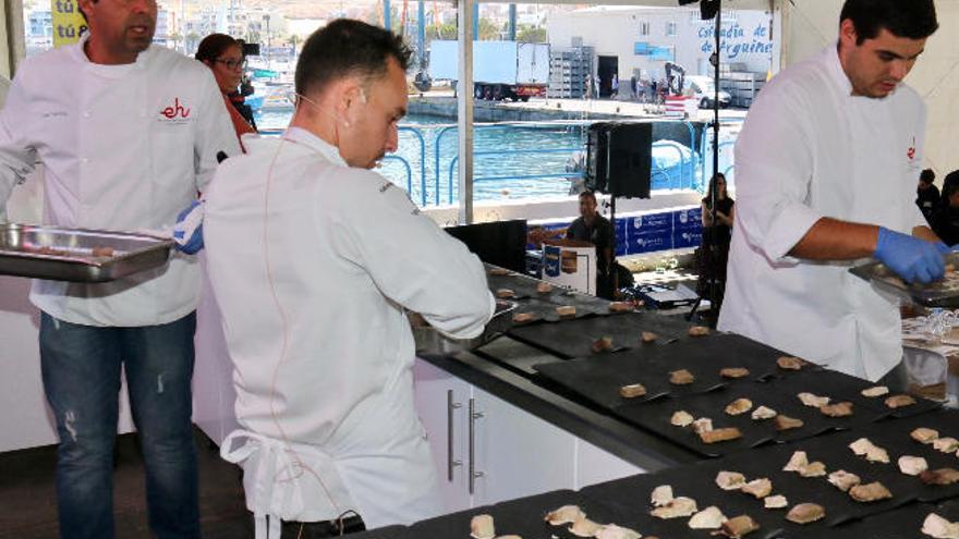 Un momento de la elaboración de las tapas, ayer, en Puerto de Mogán.