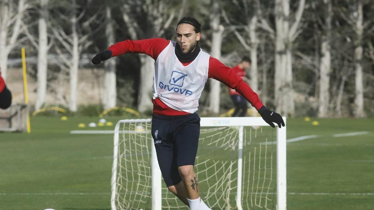 Dragisa Gudelj, durante el entrenamiento del Córdoba CF en la Ciudad Deportiva, este miércoles.