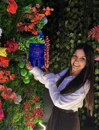 Lorena Santamaría, escritora de Alicante, da forma a su universo creativo con su primera novela juvenil