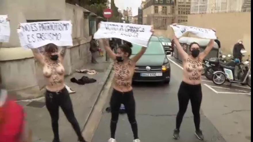 Cinco activistas de Femen protestan contra Garriga (Vox) ante su colegio electoral