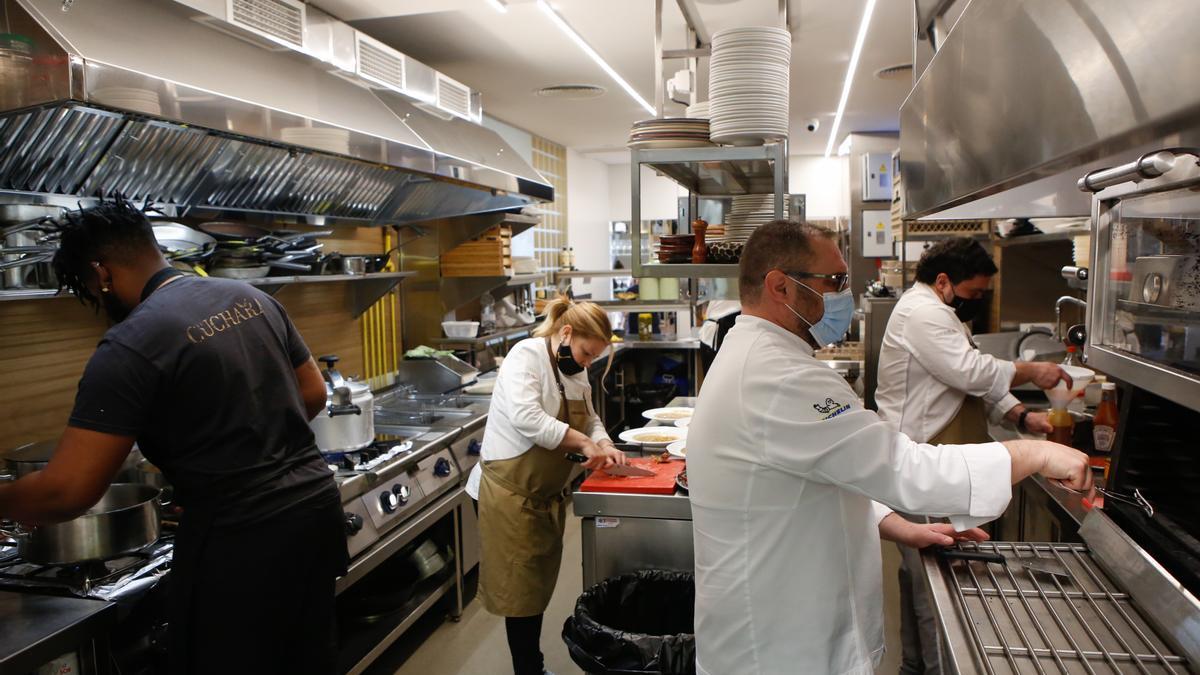 El chef Paco López, en su cocina, con parte de su personal