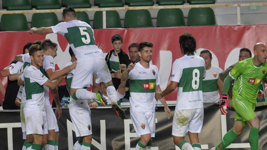 Los jugadores del Elche celebran el gol del triunfo con Nino