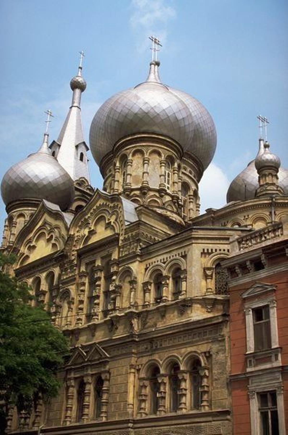 Tradicionales cúpulas de cebolla en lo alto de una Iglesia Ortodoxa Rusa en Odessa
