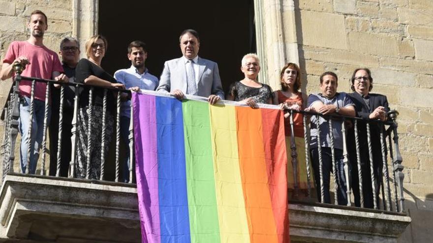 Representants dels diferents partits en el moment de penjar la bandera.