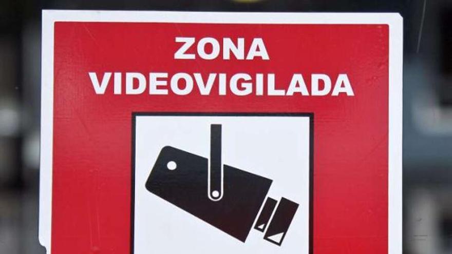 Cartel de advertencia de zona videovigilada, en un local de la ciudad. / 13fotos