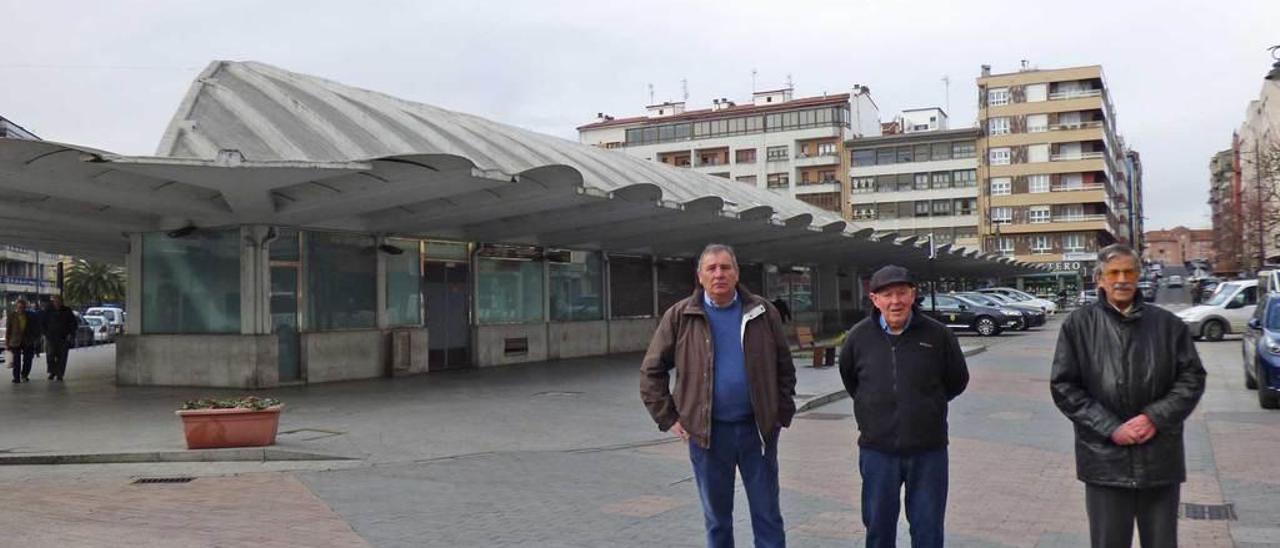 José Ángel Queipo, Florentino Álvarez y Ludivino Fonseca, ayer, junto a la plaza de abastos.