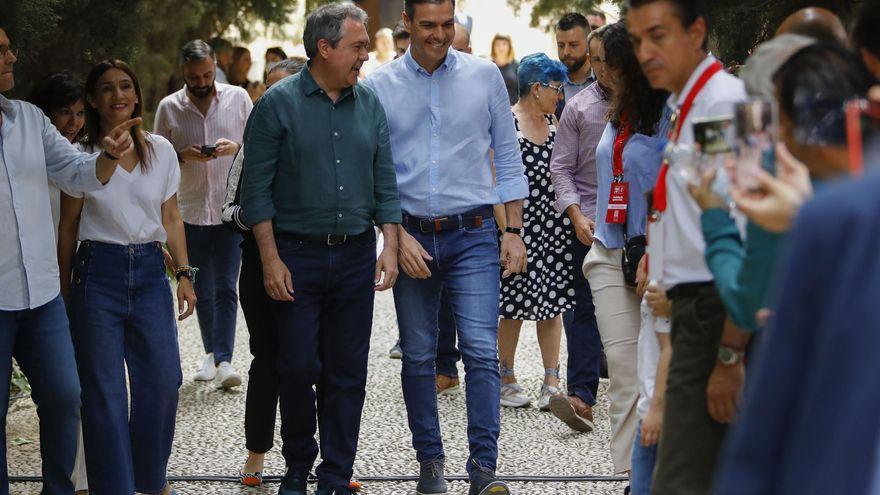 Pedro Sánchez, junto a Juan Espadas.