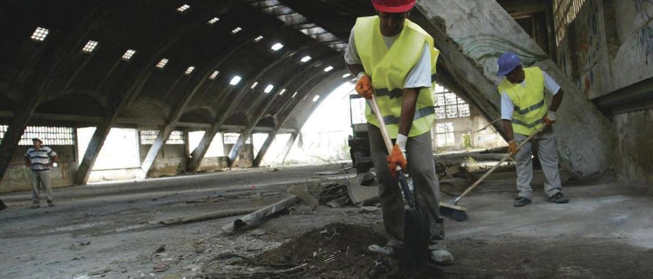 Obras durante la rehabilitación de la iglesia de las naves de La Cross.