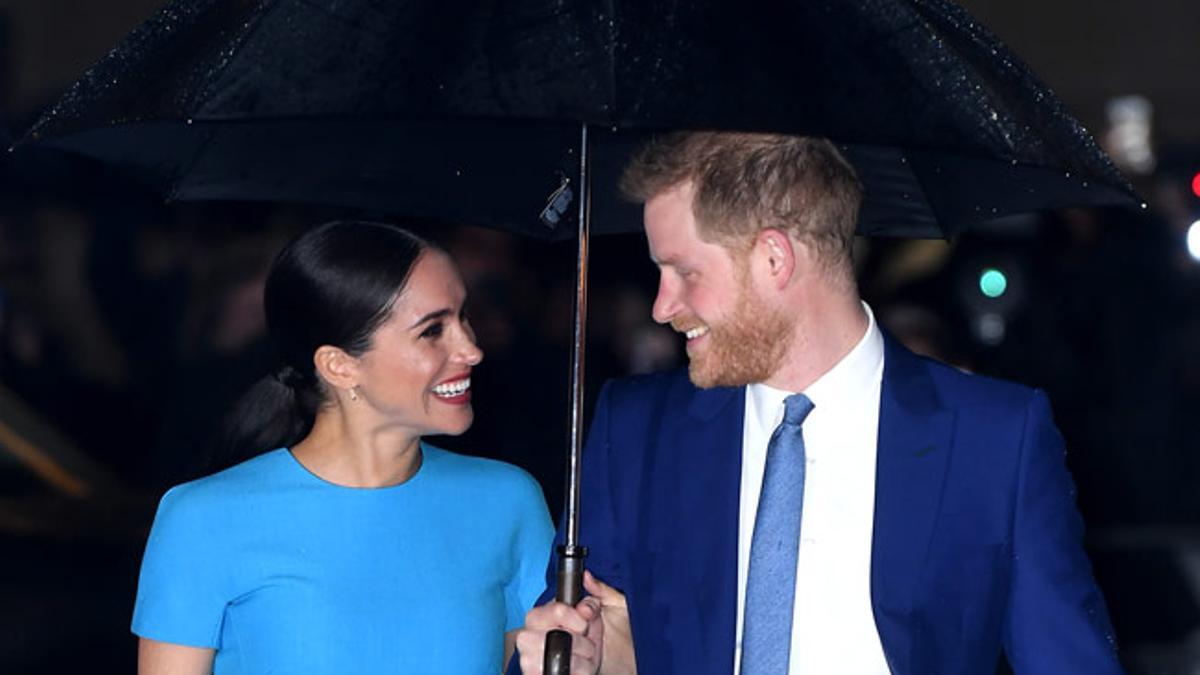 Meghan Markle y el príncipe Harry, muy sonrientes a su llegada a Londres