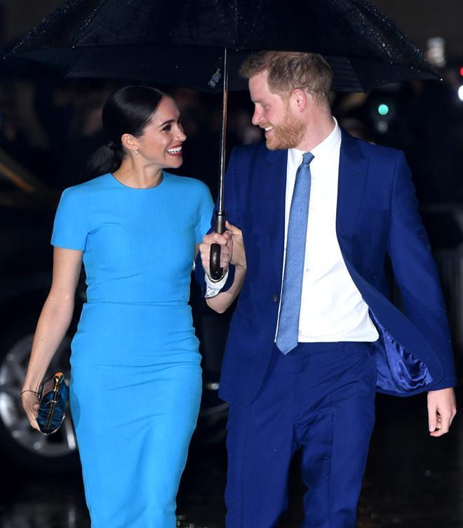 Meghan Markle y el príncipe Harry, muy sonrientes a su llegada a Londres