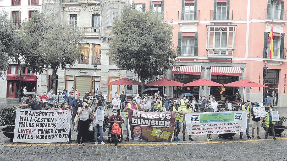 Vecinos de es Pil·larí y Son Espanyolet protestaron ayer en la plaza de Cort