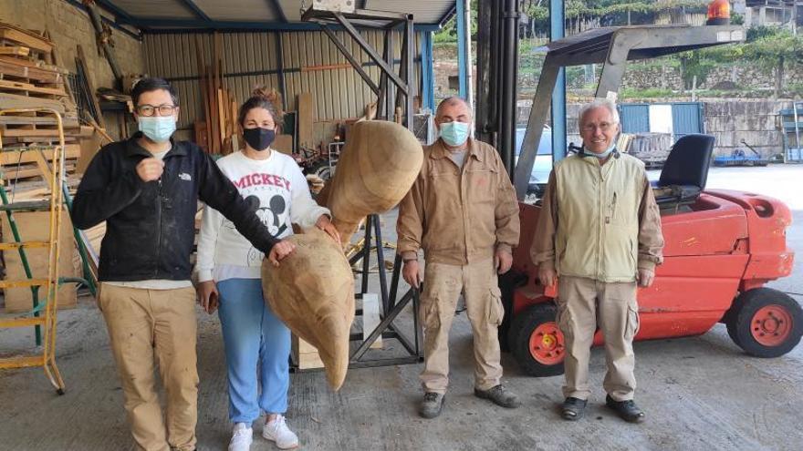 Sobre estas líneas, y desde la izquierda, el tallista Anxo Estévez, Celia Casás de Ara y los hermanos Manuel y Benancio Fontán junto al águila. A la izquierda, el proceso de aplicación de pan de oro.   | // FDV 