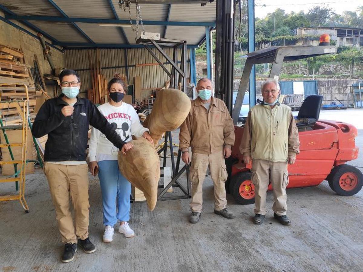 Sobre estas líneas, y desde la izquierda, el tallista Anxo Estévez, Celia Casás de Ara y los hermanos Manuel y Benancio Fontán junto al águila. A la izquierda, el proceso de aplicación de pan de oro. | // FDV
