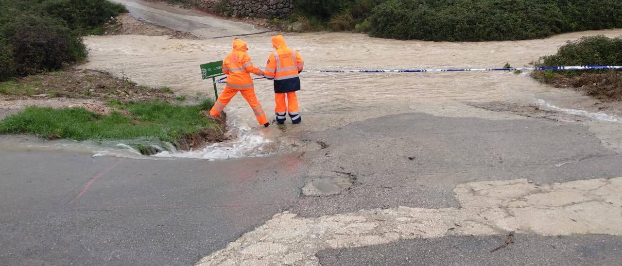 Rambla cerrada a la circulación tras quedar inundada por el agua.