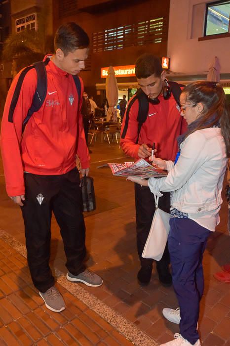 Futbol. Llegada del Sporting de Gijón