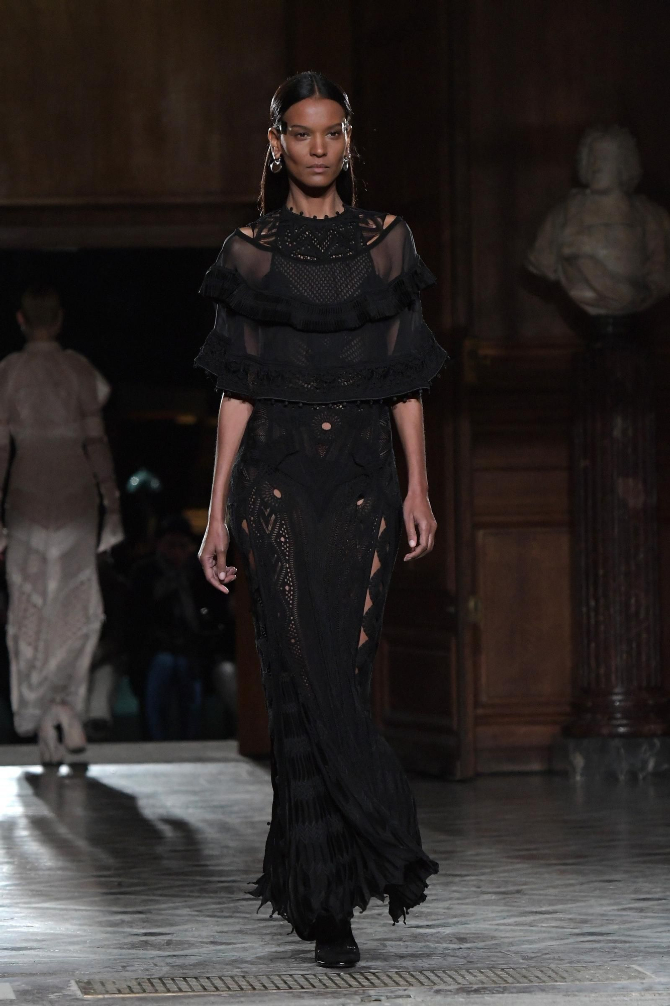 Givenchy Alta Costura 2017 en París, 'romanticismo dark'